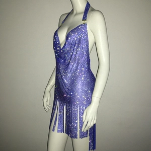Détail de la robe licou violette à strass avec franges scintillantes et maille métallique