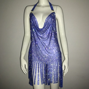 Détail de robe dos nu bleue à strass avec maille métallique étincelante et finitions franges