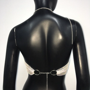 Dettaglio del retro di un top a rete con strass e catena in metallo regolabile