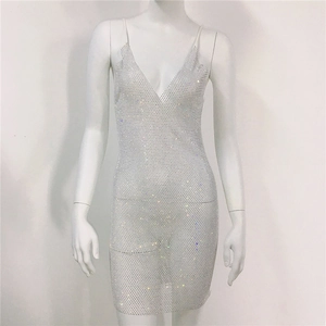 Détail d'une mini robe en résille argentée avec strass, col en V profond et cristaux