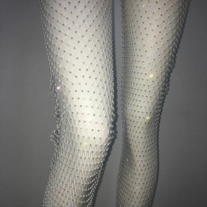 Dettaglio ravvicinato di calze a rete bianche con strass scintillanti e stile sexy