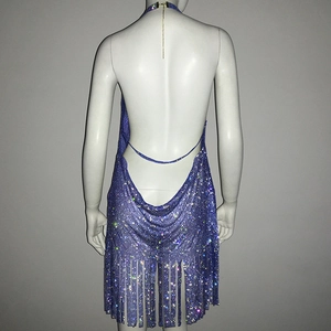Détail de robe à paillettes violette avec dos nu drapé et ourlet à franges scintillantes