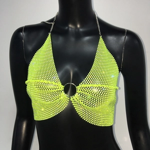 Dettaglio del top a rete verde neon con paillettes, anello centrale e catenine