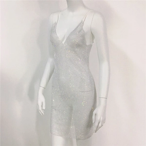 Détail de la robe en maille à col en V profond avec strass argentés sur un mannequin