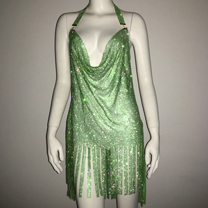 Détail de la robe en maille métallique verte à col bénitier et franges en strass