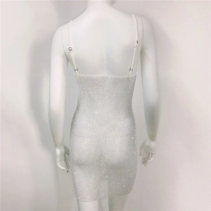 Vue arrière d'une mini-robe en résille argentée avec strass scintillants et fines bretelles