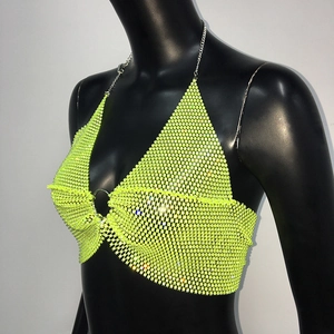 Dettaglio del top a rete con strass verde neon con anello in metallo per feste