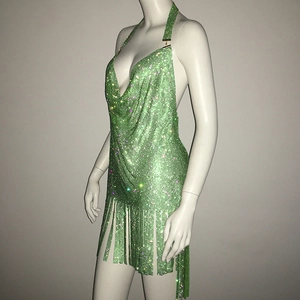 Détail d'une robe en maille strass vert néon avec col licou et franges longues en bas