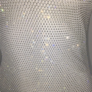 Détail de strass étincelants sur résille pour mini-robe sexy à décolleté en V