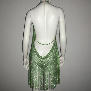Détail de la robe dos nu vert émeraude à strass avec dos ouvert et ourlet frangé