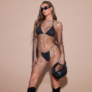 Dettaglio del vestito a rete nera a maniche lunghe con strass scintillanti e set bikini sexy