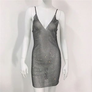 Détail de la robe en maille métallique argentée avec décolleté en V profond sur un mannequin