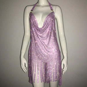 Vue détaillée de la robe de soirée rose en maille strass avec licou et pompons cristal