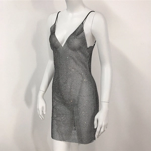 Détail de robe mini sexy argentée à col en V profond avec résille et strass brillants