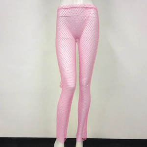Dettaglio dei pantaloni rosa a rete con strass scintillanti e design a vita alta