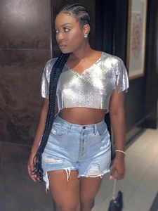 Top corto con paillettes argento scollo a V e pantaloncini di jeans a vita alta