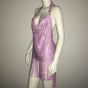 Vue détaillée d'une robe en maille à paillettes mauves avec licou et ourlet à franges