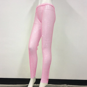Dettaglio del tessuto a rete rosa ad alta elasticità con strass brillanti e luccicanti