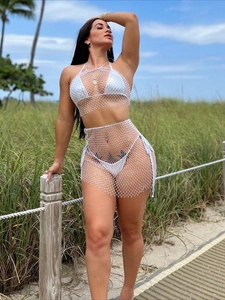 Dreiteiliges weißes Bikini-Set mit silbernem Strass-Netz-Top und Minirock-Überwurf
