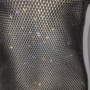 Gros plan sur tissu en maille noire avec strass multicolores pour robe de soirée sexy