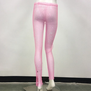 Dettaglio dei pantaloni a rete rosa con strass scintillanti e trama in mesh a vita alta