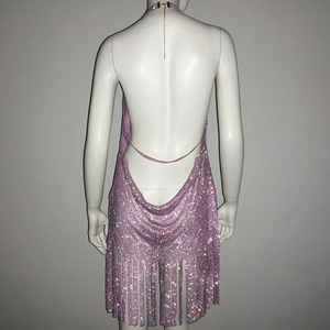 Détail macro de la robe à franges en strass violets avec dos nu et maille métallique