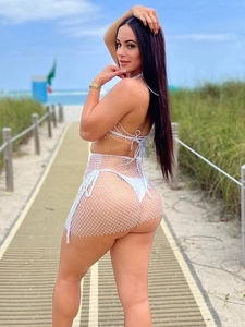 Weißes durchbrochenes Häkel-Strandkleid-Set mit Bikini für den Sommerurlaub