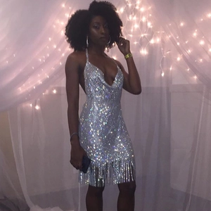 Mini robe de soirée argentée à paillettes avec col en V profond, dos nu et ourlet à franges