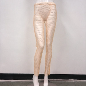Dettaglio degli strass scintillanti sui pantaloni a rete con vita elasticizzata