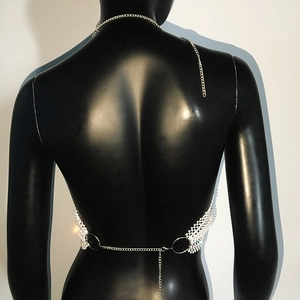 Dettaglio della catena corpo in rete di strass argento con design schiena scoperta e anelli