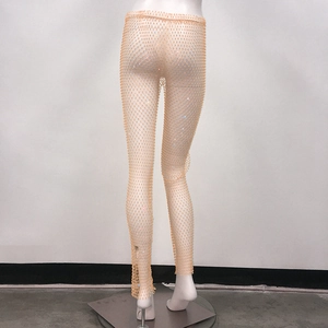 Vista dettagliata del tessuto a rete con strass sui pantaloni a rete color carne sexy