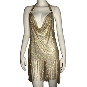 Mini-robe dorée en maille métallique et strass avec décolleté en V et franges