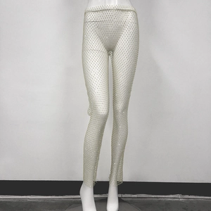 Dettaglio dei pantaloni a rete con strass argento scintillanti per le feste