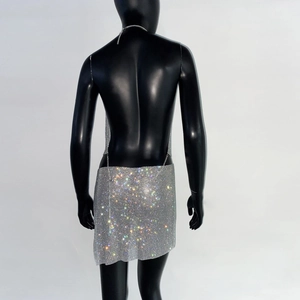 Dettaglio del tessuto a maglia con strass argento scintillanti e spalline a catena