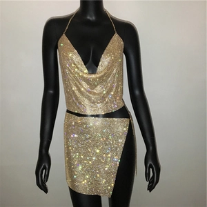 Dettaglio del tessuto a rete con strass color champagne di un set da festa a due pezzi