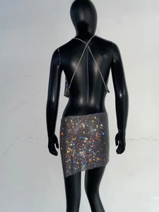 Dettaglio del tessuto a rete con strass argento scintillanti su un set gonna sexy