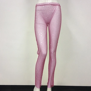 Dettaglio dei pantaloni a rete rosa con strass scintillanti e trama elastica