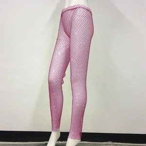 Dettaglio degli strass scintillanti sui pantaloni a rete in rete rosa fucsia