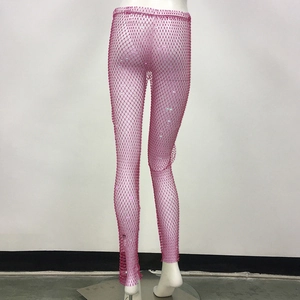 Dettaglio dei pantaloni in rete rosa con decorazioni in strass brillanti e cristalli