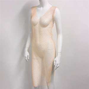 Détail de la maille transparente champagne avec strass scintillants sur la robe