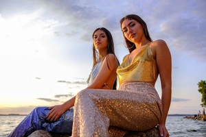 Détails de hauts dos nu en métal argenté et doré avec paillettes pour soirées festives