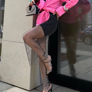 Pantaloni a rete sexy con strass, camicia rosa e borsa scintillante in stile street