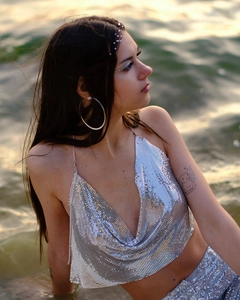 Haut licou à paillettes argentées scintillantes avec décolleté en V pour style boho