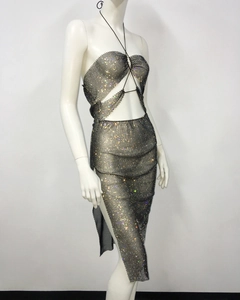 Détail d'un ensemble crop top en résille strass et jupe fendue sur un mannequin de mode