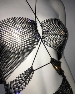 Détail d'un body en résille noire avec des strass brillants et un col licou ajustable