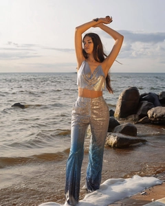 Détail du haut licou à paillettes argentées et du pantalon de fête dégradé bleu