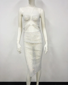 Détail d'un ensemble deux pièces en résille blanche avec strass brillants et dos nu