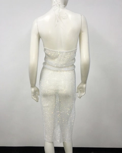 Détail d'un haut court dos nu et d'une jupe midi assortie avec strass vue de dos