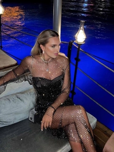 Robe en résille noire avec strass et mini sac assorti pour les soirées de gala