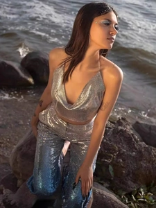 Ensemble deux pièces à paillettes argentées avec haut licou et pantalon à taille haute